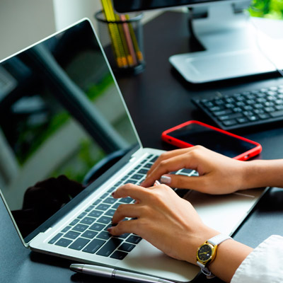 Begoñako Andra Mari BAM Irakasleen Unibertsitate Eskolan, baliabide informatikoak eta Euroam Wifi baliabideak ditugu, eta horiei esker, azken belaunaldiko Interneteko konexio-zerbitzuak izan ditzakete gure ikasleek.
