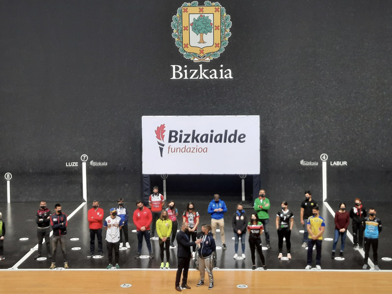 Maialen Mielgo Rodero BAMeko ikasleak Bizkaia Bizkaialde Fundazioaren urteko bileran.