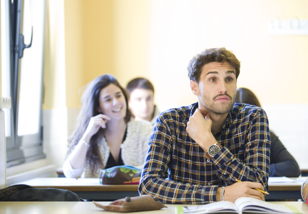 BAM Begoñako Andra Mari Irakasleen Unibertsitate Eskolak Haur Hezkuntzako Gradua eskaintzen du, Artea eta Hezkuntza, edo Hizkuntzen Sarrera Goiztiarraren aipamenekin. Ikasle berrientzat eskaintzen den plaza kopurua 65 da.