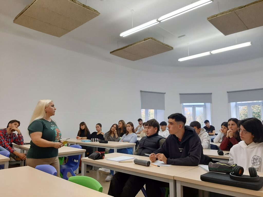 En el marco de las celebraciones del día de la Memoria y de la próxima celebración del Día de los Derechos Humanos, la Escuela Universitaria de Magisterio Begoñako Andra Mari (BAM) ha acogido el testimonio de víctimas de la violencia de intencionalidad política en Euskadi.