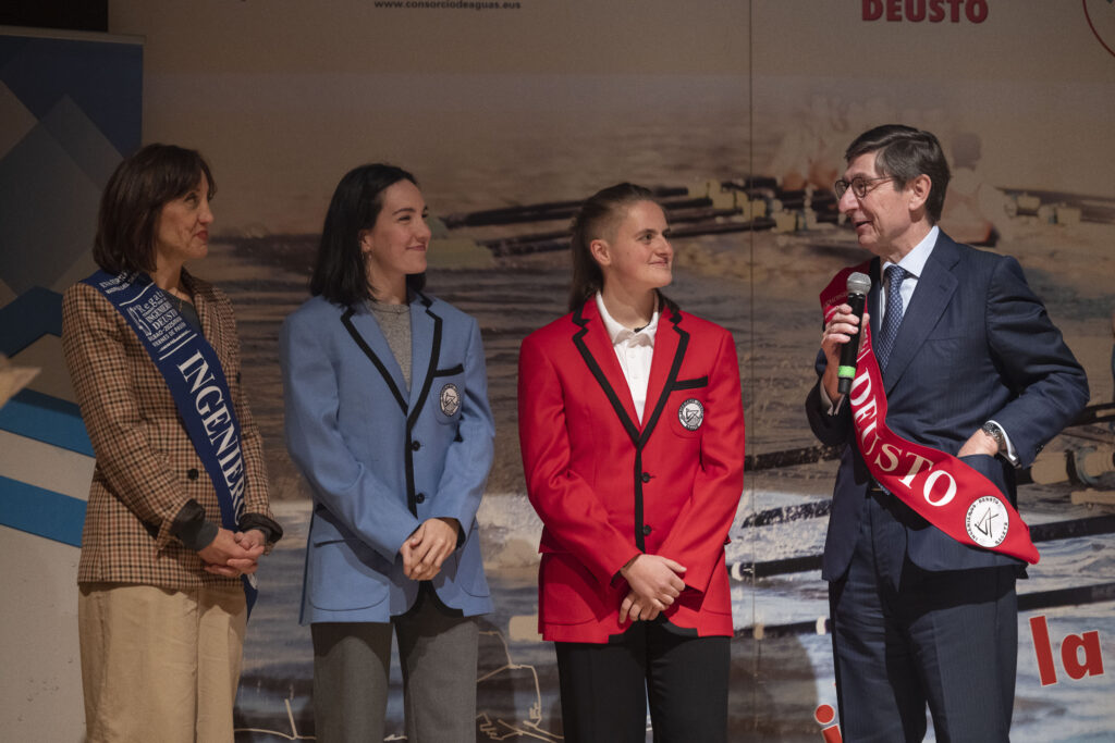 Maialen Mielgo BAMeko ikaslea aukeratu dute Deustuko Unibertsitatea ordezkatuko duen ontziaren buru izateko, Deustu-Ingeniariak estropada tradizionalean. Maialen arraun olinpikoan zein banku finkoan eskarmentu handiko arraunlaria da eta sari ugari jaso ditu errendimendu handiko arraunean hamarkada baino gehiago izan ondoren. Deustuko Estropada itsasadarrean egiten da urtero, 1981ean lehen aldiz ospatu zenetik.